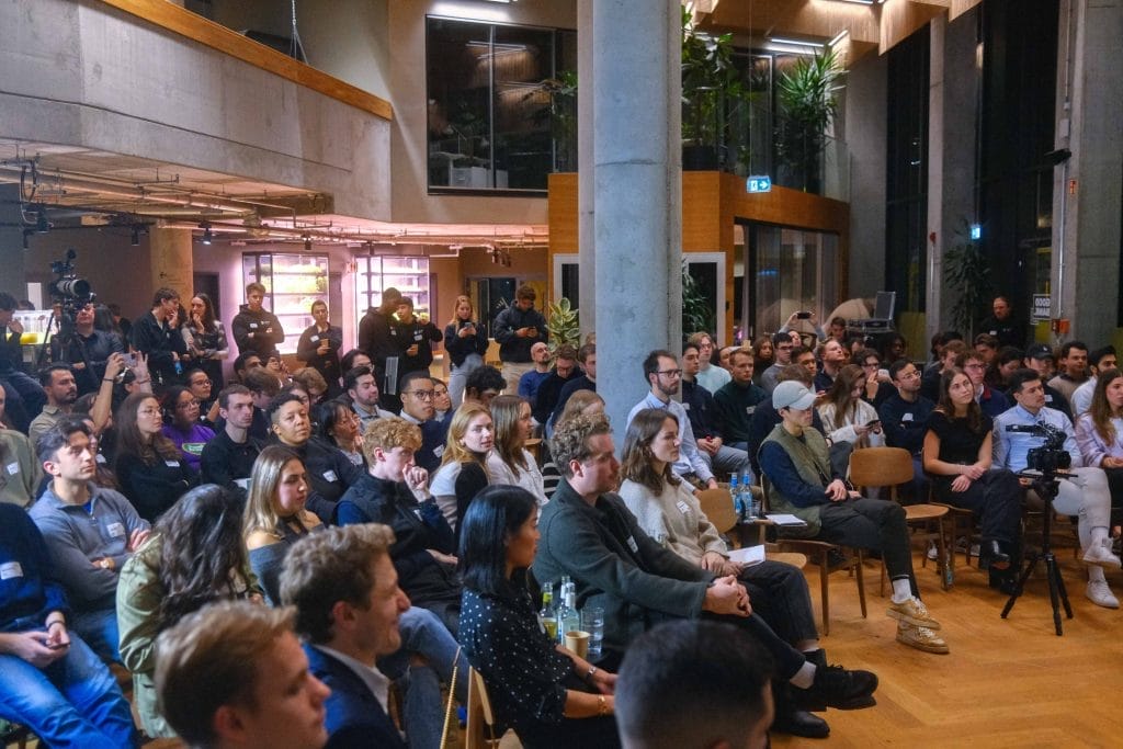 START Berlin ist ein Zusammenschluss von Studenten, die Startups und der jungen Generation beim Berufseinstieg helfen, und EDGE Workspaces bietet ihrer Community einen Veranstaltungsort, Büros und Vernetzungsmöglichkeiten.