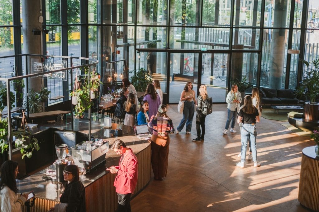 Flexible Veranstaltungsorte für alle Ihre Bedürfnisse. Unsere Veranstaltungsorte können so angepasst werden, dass sie jede Art von Veranstaltung in einer nachhaltigen, innovativen und eleganten Umgebung beherbergen und Ihre Gäste beeindrucken.