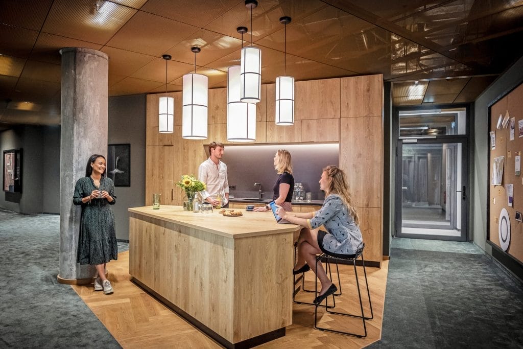 Gemeinsamer Wohnbereich in einem Co-Working Space mit Arbeitsplätzen und Loungebereichen.
