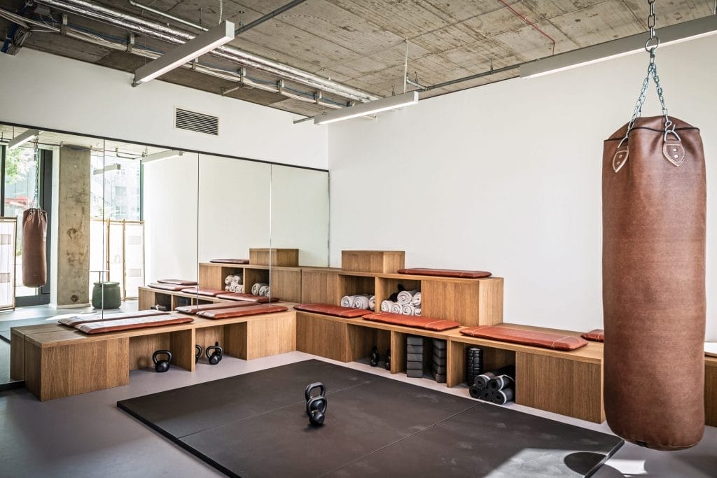Panoramablick auf einen integrierten Co-Living- und Co-Working-Bereich bei EDGE Workspaces.