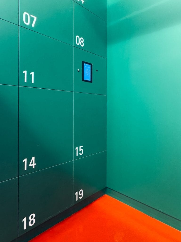 Modern Lockers to keep your belongings safe, while you focus on your work.