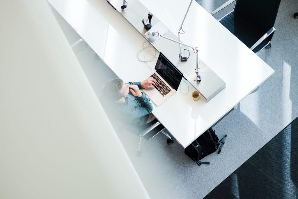 Ergonomische Arbeitsbereiche bei EDGE mit verstellbaren Schreibtischen und biophilem Design für mehr Komfort und Produktivität.