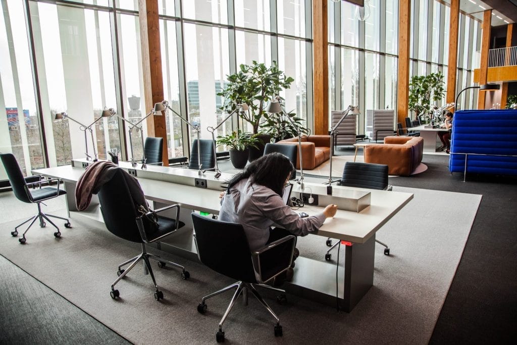 Moderne Büroräume mit ergonomischen Möbeln, die die Produktivität steigern.