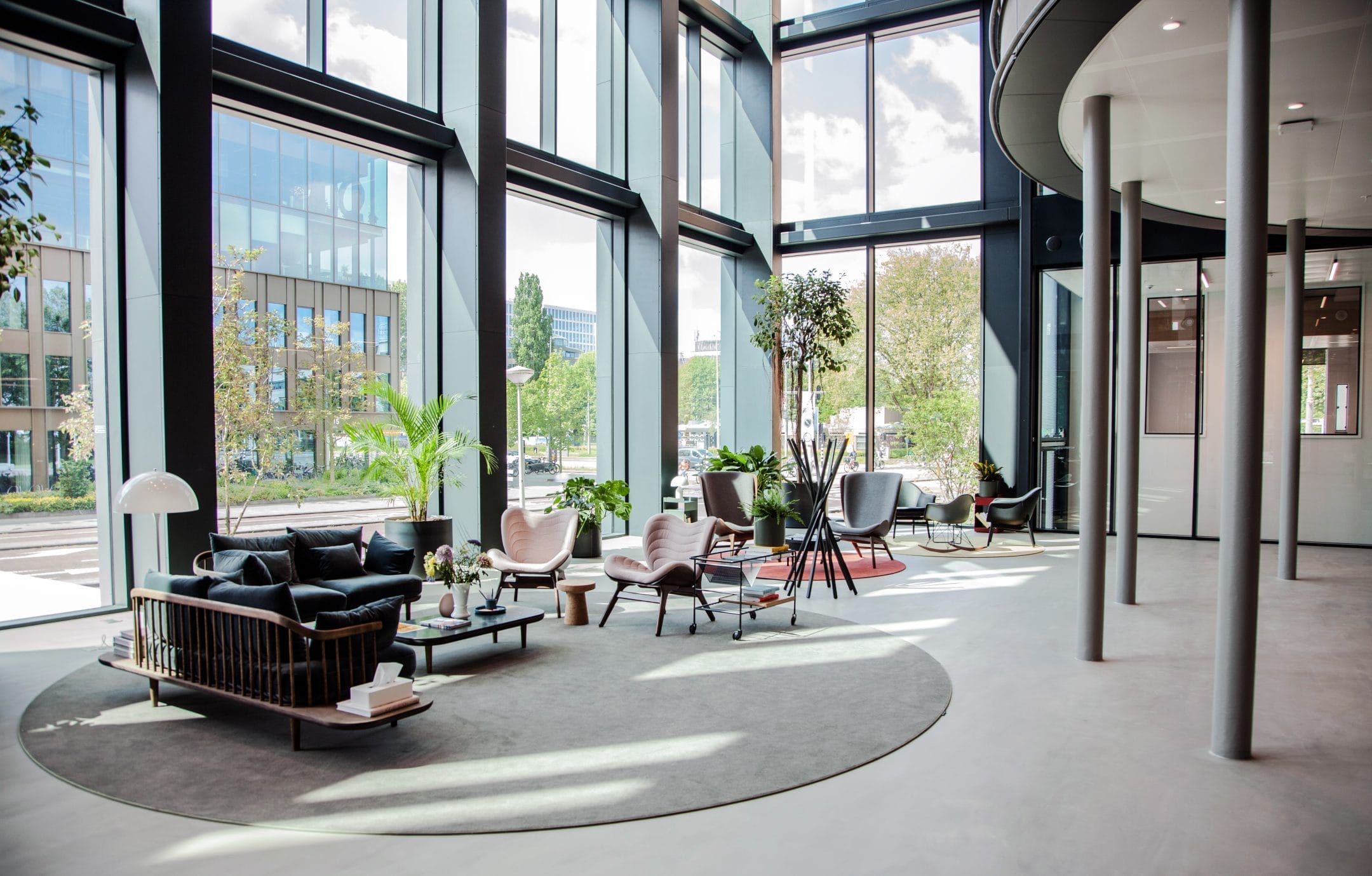 Relax and network in the vibrant and comfortable lounge areas at EDGE Workspaces Stadium, fostering creativity and collaboration.