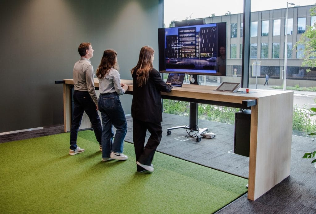 Privater Konferenzraum mit ergonomischen Stühlen und natürlichem Licht bei EDGE Workspaces.