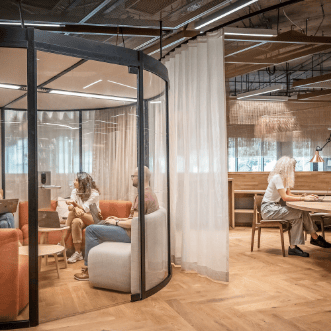 EDGE Workspaces offers many different kinds of flexible areas that can be used for coworking, meetings or events. Networking, community and hospitaltiy are always in the focus.